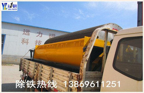 开云官方网页版-开云中国
设备适用于湿式磁选工艺,是磁选试验常用设备.远力磁电生产的开云官方网页版-开云中国
设备磁场强度9000-10000GS,适用于赤铁矿.褐铁矿.镜铁矿.锰矿.镍矿.钛铁矿等弱磁性矿物的湿式磁选作业. 1.开云官方网页版-开云中国
的工作原理 是矿浆经给矿箱流入槽体后,在给矿喷水管的水流作用下,矿粒呈松散状态进入槽体的给矿区.在磁场的作用,磁性矿粒发生磁聚而形成“磁团”或“磁链”,“磁团”或“磁链”在矿浆中受磁力作用,向磁极运动,而被吸附在圆筒上.由于磁极的极性沿圆筒旋转方向是交替排列的,并且在工作时固定不动,“磁团”或“磁链”在随圆筒旋转时,由于磁极交替而产生磁搅拌现象,被夹杂在“磁团”或“磁链”中的脉石等非磁性矿物在翻动中脱落下来,最终被吸在圆筒表面的“磁团”或“磁莲”即是精矿.精矿随圆筒转到磁系边缘磁力最弱处,在卸矿水管喷出的冲洗水流作用下被卸到精矿槽中.非磁性或弱磁性矿物被留在矿浆中随矿浆排出槽外,即是尾矿.