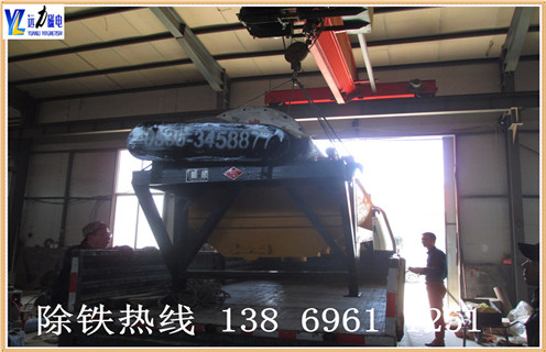 为什么普通型干式磁选机的跑尾情况比较高,潍坊远力磁电生产的干式磁选机具有磁系设计结构先进.整机重量轻.运转快速可靠.而且维修方便.干式磁选机非常适用于干旱缺水地区, 这样不仅能够节省水资源,而且能够为客户降低选矿成本,为超贫磁铁矿开采和利用开辟了一条新途径.