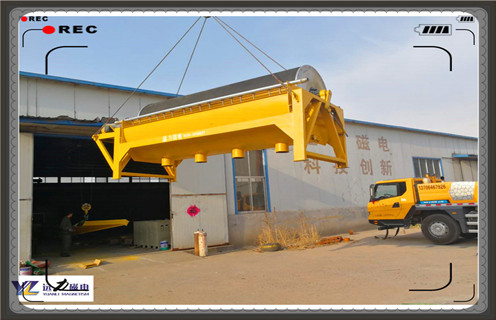 江西磁选机厂家,磁选机适用于粒度3mm以下的磁铁矿、磁黄铁矿、焙烧矿、钛铁矿等物料的湿式磁选,也用于煤、非金属矿、建材等物料的除铁作业。磁选机的磁系采用优质铁氧体材料或与稀土磁钢复合而成,筒表平均磁感应强度为100~600mT。根据用户需要,可提供顺流、半逆流、逆流型等多种不同表强的磁选。远力磁电磁选设备具有结构简单、处理量大、操作方便、易于维护等优点。 一、江西磁选机厂家产品特点 1、贫铁矿经粗碎或中碎后的粗选,排除围岩等废石,提高品位,减轻下一道工序的负荷。 2、用于赤铁矿还原闭路焙烧作业中将未充分还原的生矿选别,返回再烧。 3、用于陶瓷行业中将瓷泥中混杂的铁除去,提高陶瓷产品的质量。 4、燃煤矿、铸造型砂、耐火材料以及其它行业需要用的除铁作业。 二、江西磁选机厂家产品详介 1、磁选机磁系磁场性能较高,磁感应强度高,磁场深度大,成品物料要高于同规格设备的20%,成为目前市场上是热门设备之一。 2、衬板磨损少,磁选机轴承具有过高承载能力,使磁选机在运转中无任何异常故障的出现,运转非常平稳可靠,有效提高磁选机的生产和处理能力。 3、应用范围广,磁选机槽体可分为顺流式、逆流式、半逆流式三种,用户可根据不同的需求进行选取,满足不同物料的应用。 4、品位高、负荷低,贫铁矿经粗碎或中碎后的粗选,排除围岩等废石,提高品位,减轻下一道工序的负荷。